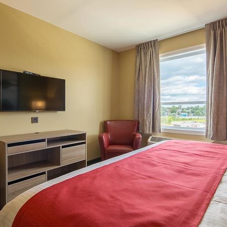 Super 8 By Wyndham Mont Laurier Hotel Exterior foto