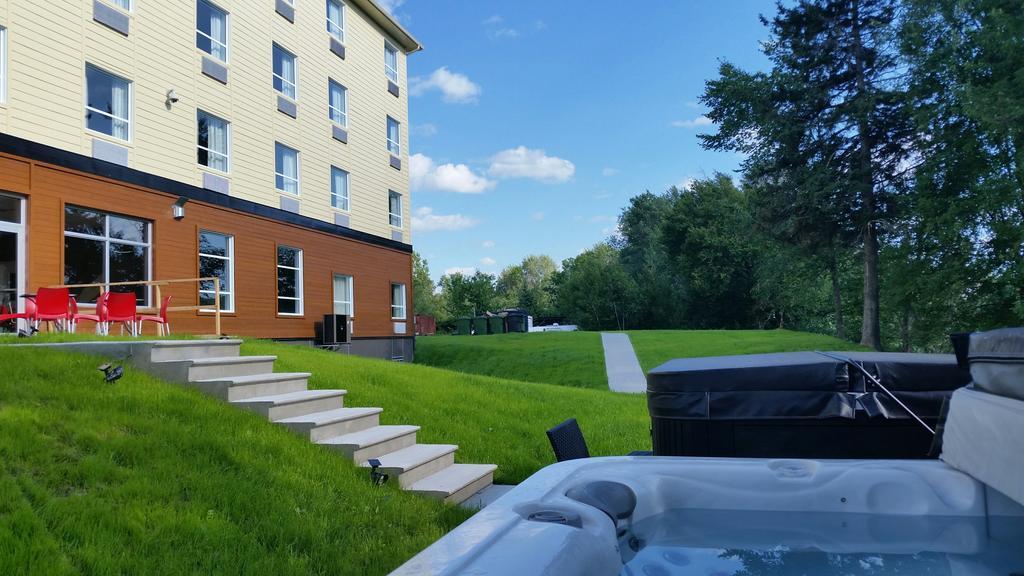 Super 8 By Wyndham Mont Laurier Hotel Exterior foto