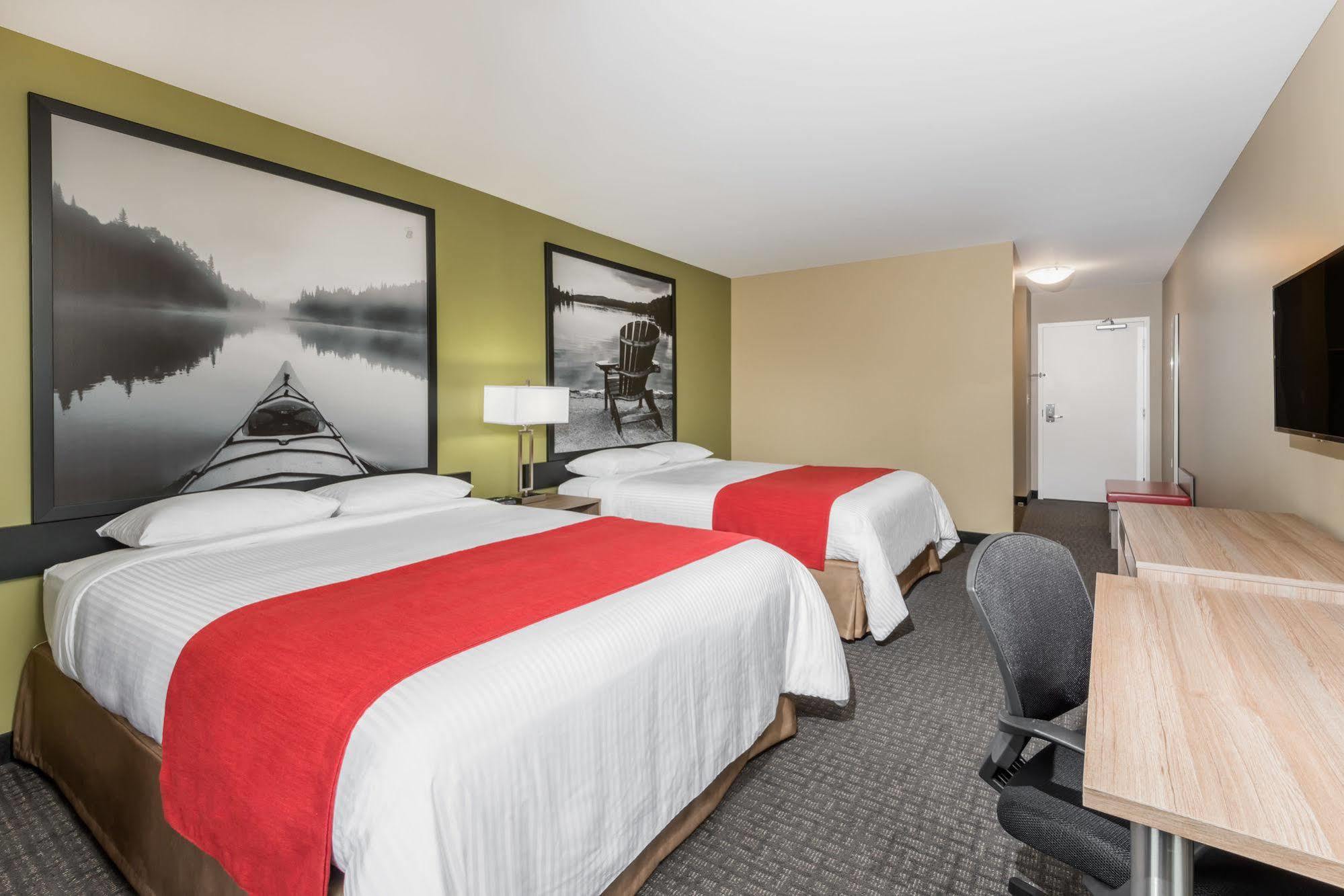 Super 8 By Wyndham Mont Laurier Hotel Exterior foto