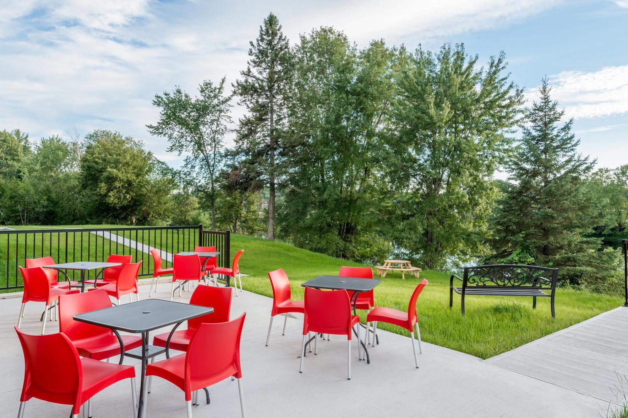 Super 8 By Wyndham Mont Laurier Hotel Exterior foto